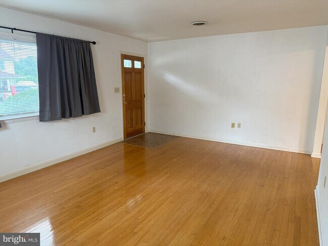 Building Photo - 5110 Woodbine Rd