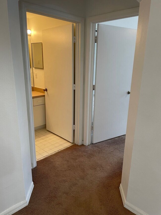 Building Photo - Luxury property. One bedroom condo
