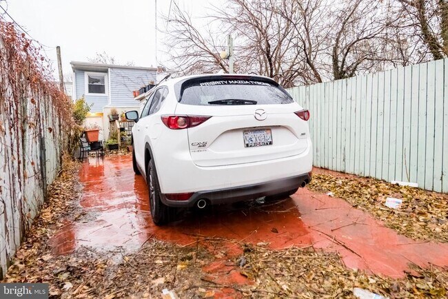 Building Photo - 737 Morton St NW