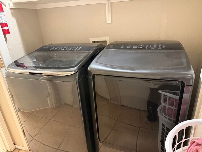 Building Photo - Room for Rent in Gated Community – First-Floor 2 Bed, 2 Bath Condo