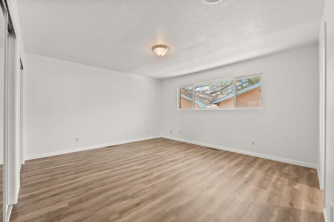 Building Photo - Large 4 Bedroom 2 Bath House