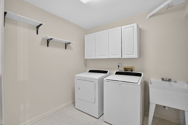 Building Photo - 16801 Old Field Ln