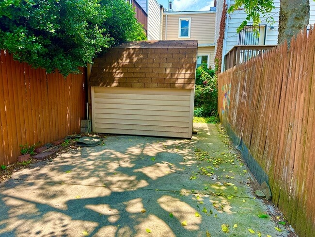 Building Photo - 3 bed 2 bath - Parking!!!  Pets Welcome!!!