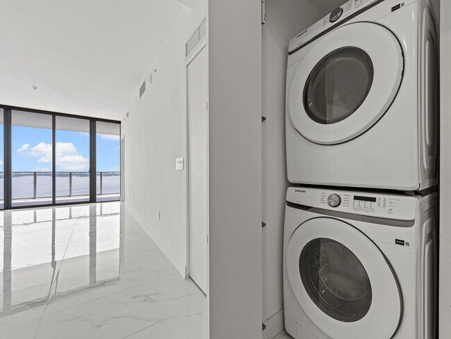 Building Photo - 700 NE 24th St