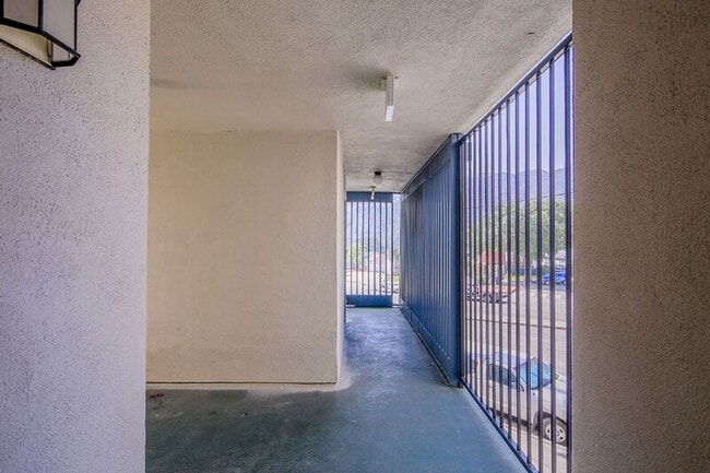 Building Photo - 3155 Montrose Ave