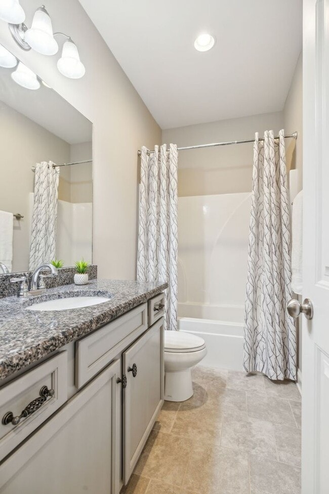 Building Photo - 3 BR/2.5 BA Luxury Townhome