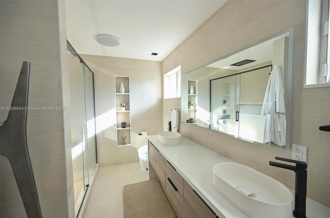 Building Photo - 2537 SE 10th Ct