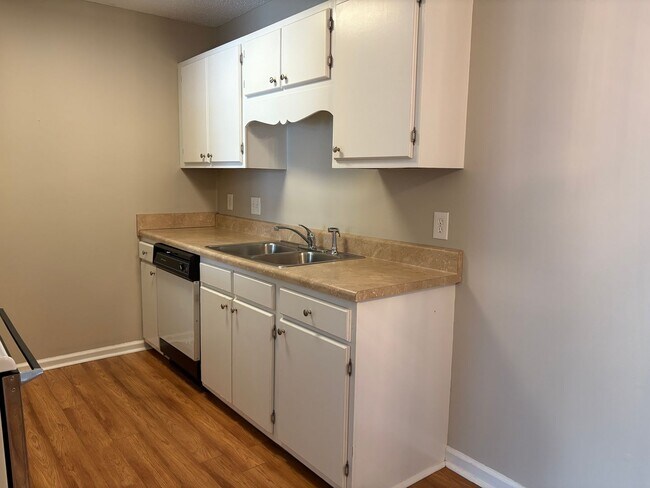 Building Photo - 2 Bedroom,1 Bathroom Condo in Greensboro!