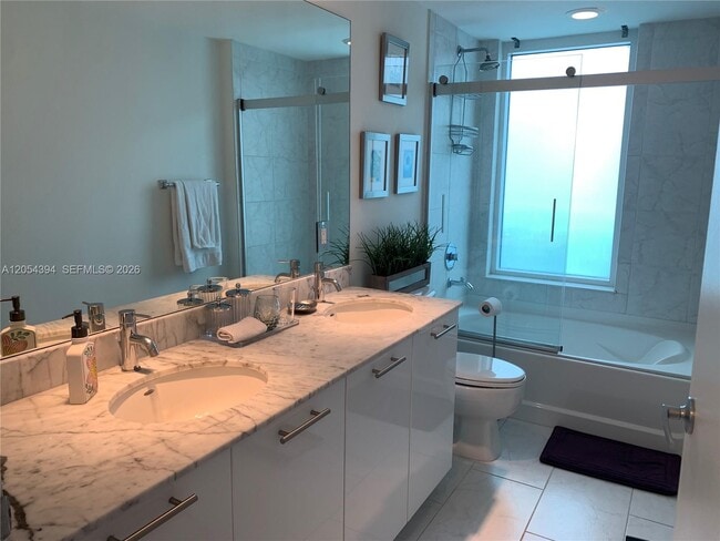 Building Photo - 950 Brickell Bay Dr