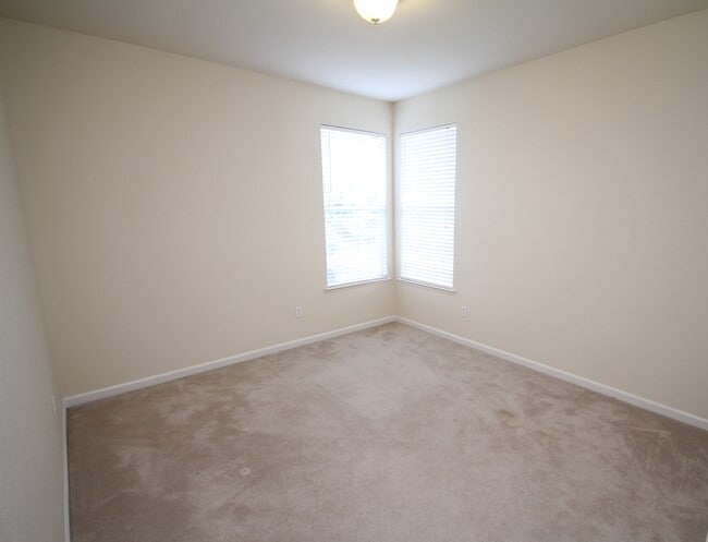 Building Photo - Located in Stonelake, 4 Bed, 2.5 Bath Elk ...