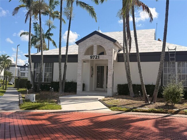 Building Photo - 9731 Fontainebleau Blvd