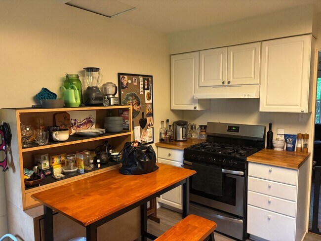 Building Photo - 3 Bedroom, 1 Bath Ranch- Available August 2026!