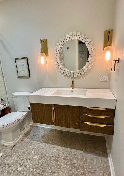 Master Bath In-Suite with tub - 761 Cherry St