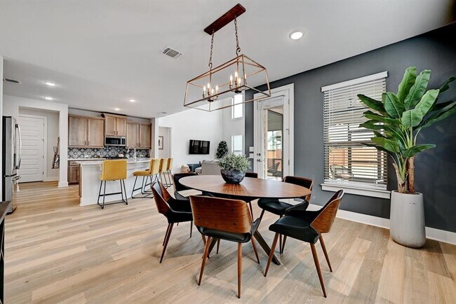 Building Photo - 8509 Silverthorne St