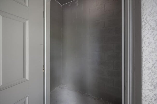 Building Photo - 10687 Lake Montauk Dr