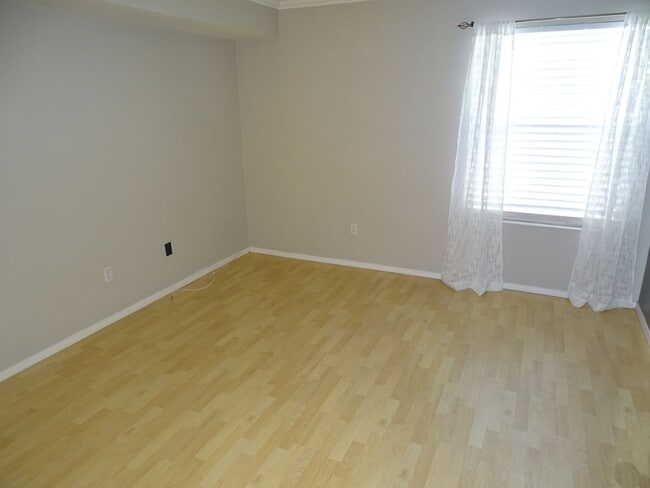 Building Photo - Well Cared For 1 Bed, 1 Bath 2nd Floor West Side Condo