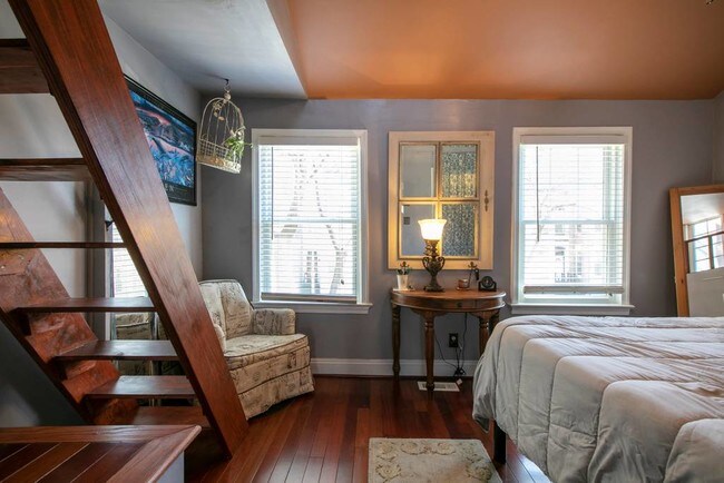 Building Photo - 730 6th St NE