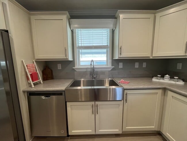 Building Photo - 146 Lakeview Dr