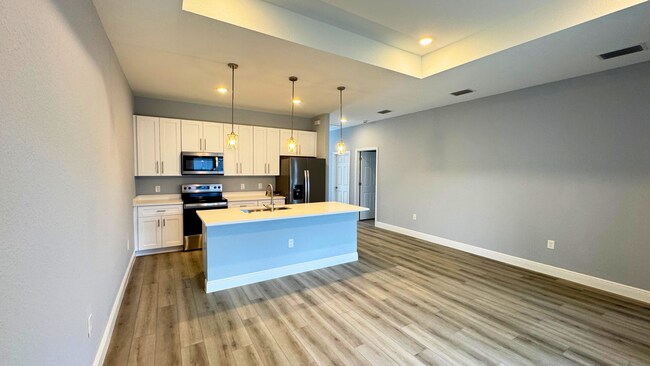 Building Photo - 702 Broadway Ave