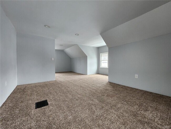 Building Photo - 218 S Pleasant St