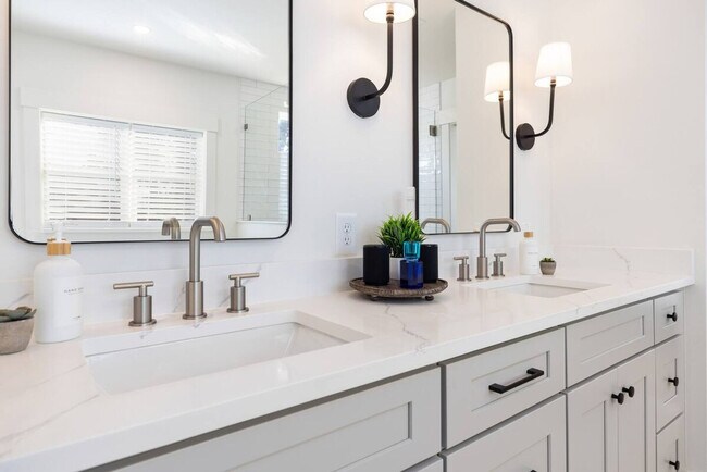 Building Photo - 806 Colorado Ave