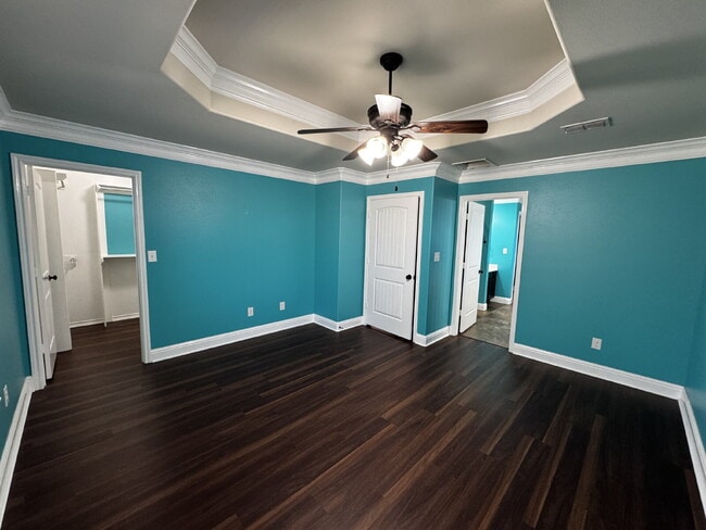 Building Photo - Stunning Spacious Home in Lovely Neighborh...