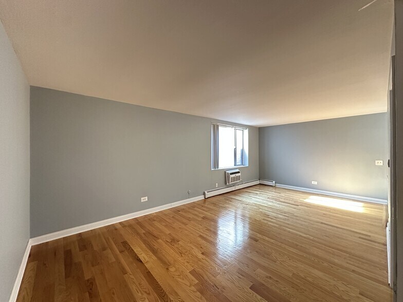 Building Photo - 5820 N Sheridan Rd