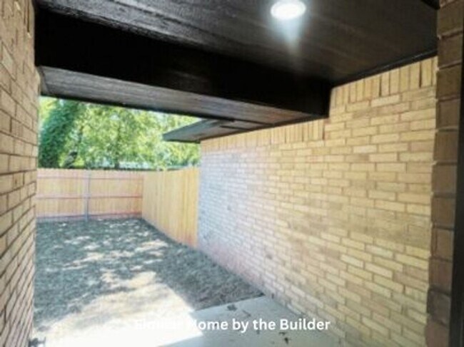 Building Photo - Move-In Ready 2-Bed Duplex – Bright, Modern, and Perfect for Pets!