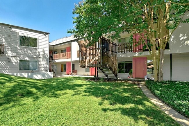 Building Photo - 2200 Dickson Dr