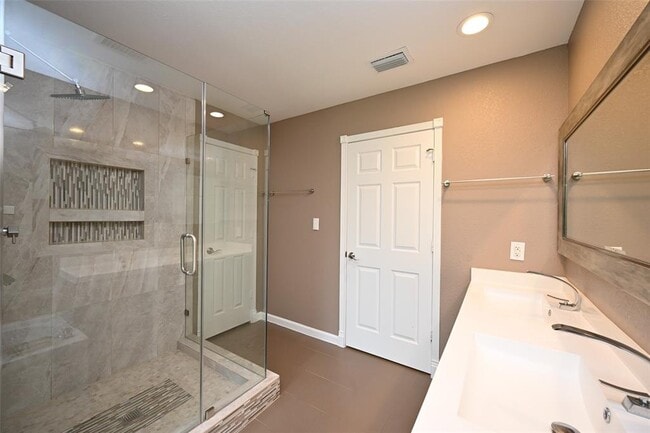 Building Photo - 2127 Lamonte Ln