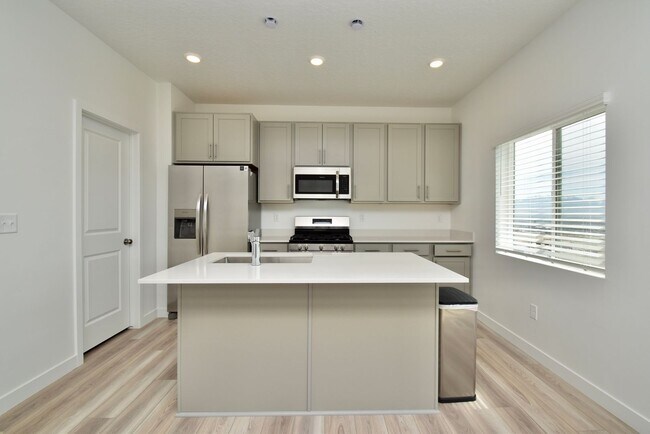 Building Photo - Spacious Saratoga Springs 4 Bed 3.5 Bath Corner Home with Stunning Views