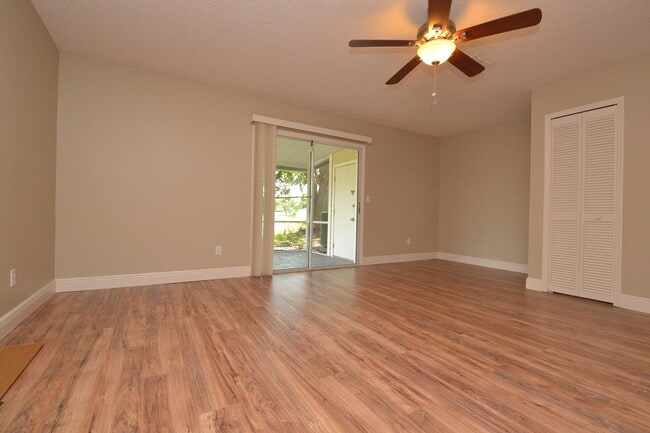 Building Photo - Beautiful 2/2.5 Winter Springs Townhome ~ Newer Paint & Flooring ~ End Unit with Pond View!