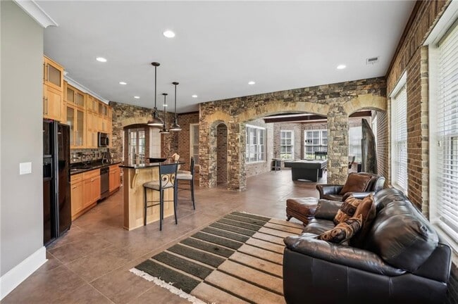 Building Photo - 6285 Aberdeen Dr NE