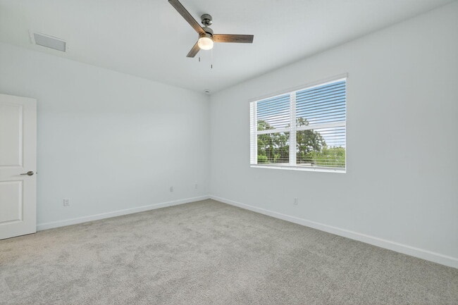 Building Photo - 307 SE Crossoak Ln