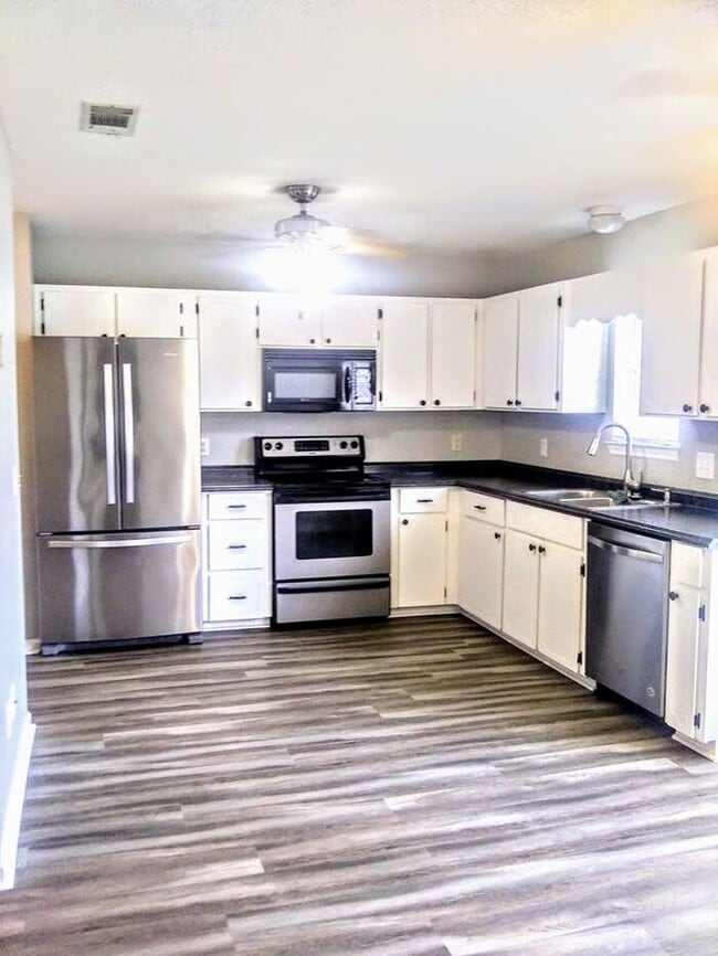 Building Photo - 10 Chamois Ct