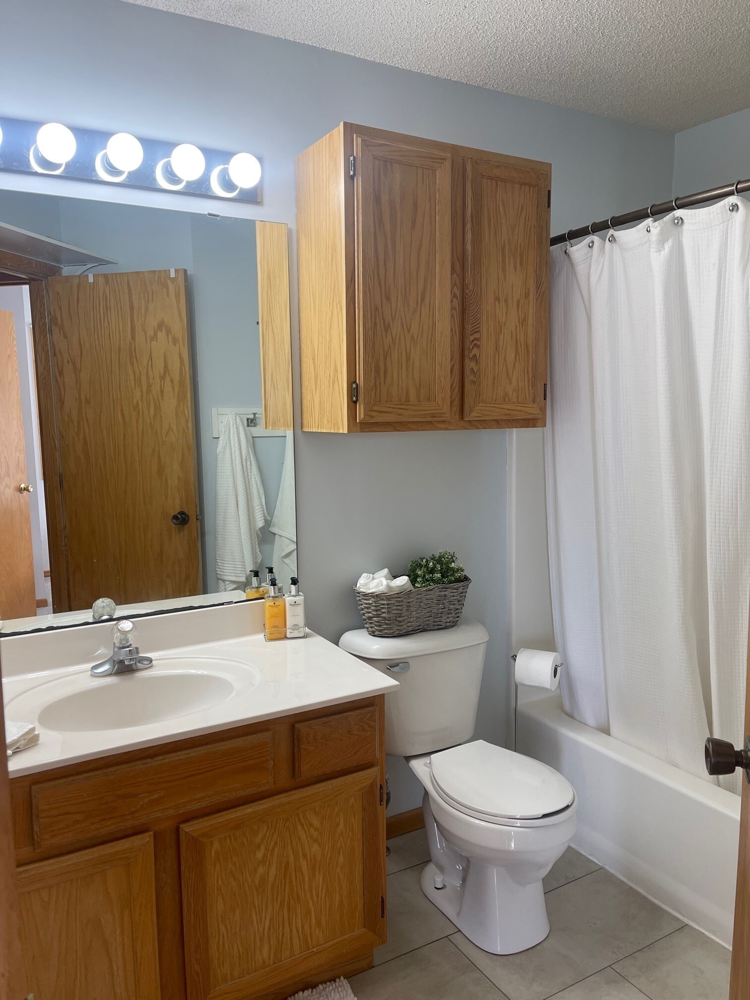 Full bathroom on main - 2240 Ranchview Ln N
