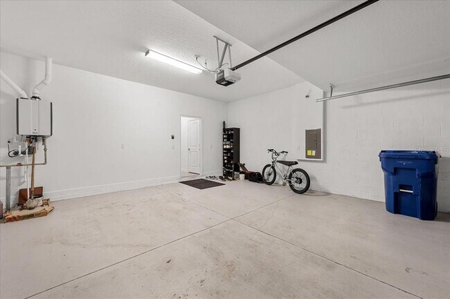 Building Photo - 8166 Crescent Oaks Dr