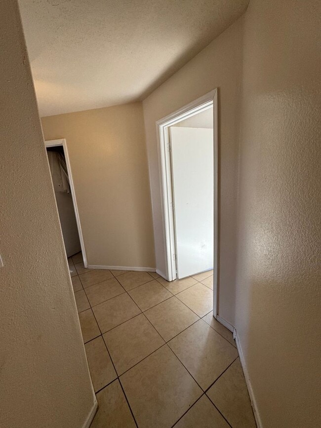 Building Photo - 4 bed 2 bath in SW ABQ