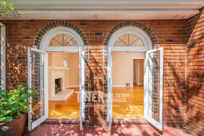 Building Photo - 842 42nd St