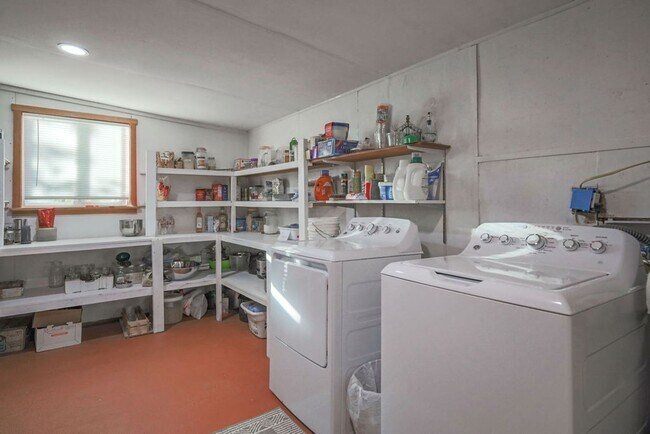 Building Photo - Full Furnished, Cozy Country Cottage Avail...