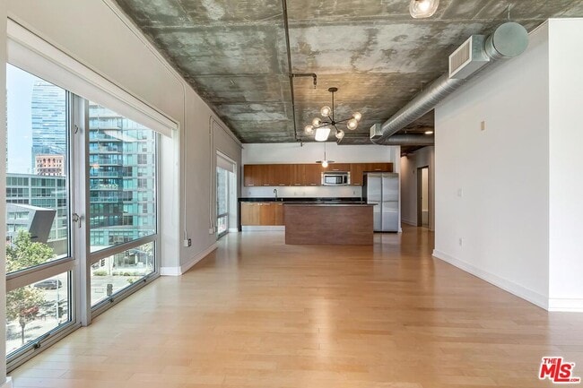Building Photo - 645 W 9th St