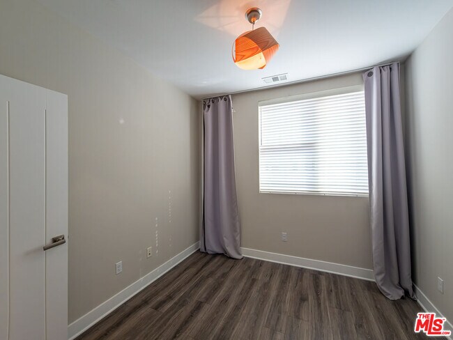 Building Photo - 2753 Waverly Dr