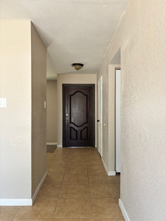 Building Photo - Updated rental