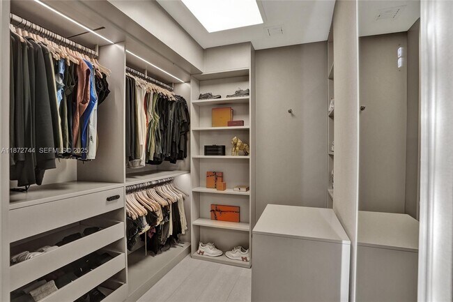 Building Photo - 1100 Biscayne Blvd