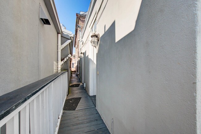 Building Photo - 342 King St