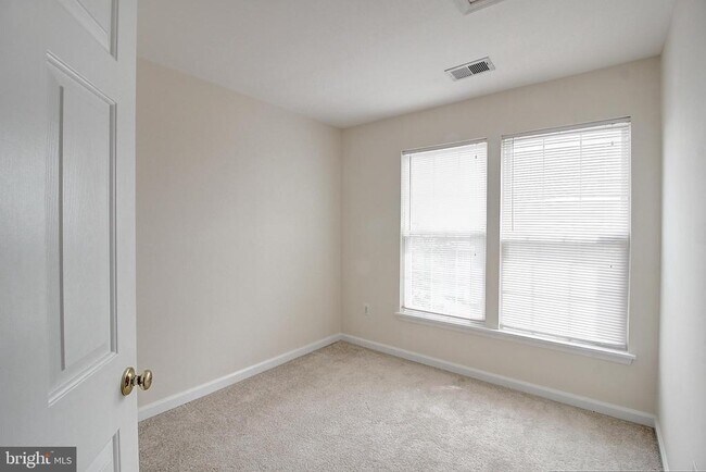 Building Photo - 586 Eisenhower Dr