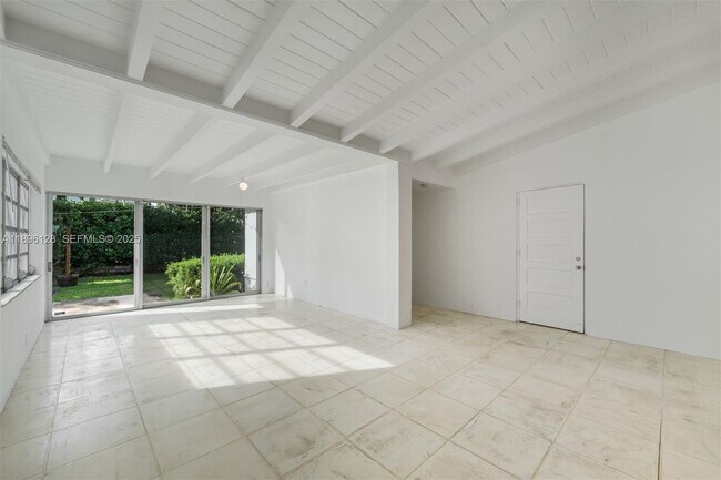 Building Photo - 520 W 51st Terrace