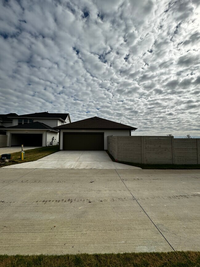 Building Photo - 2701 Painted Trl