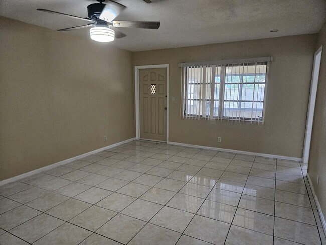 Building Photo - 7910 NW 70th Ct