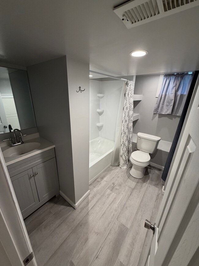 Building Photo - 207 E Custer St